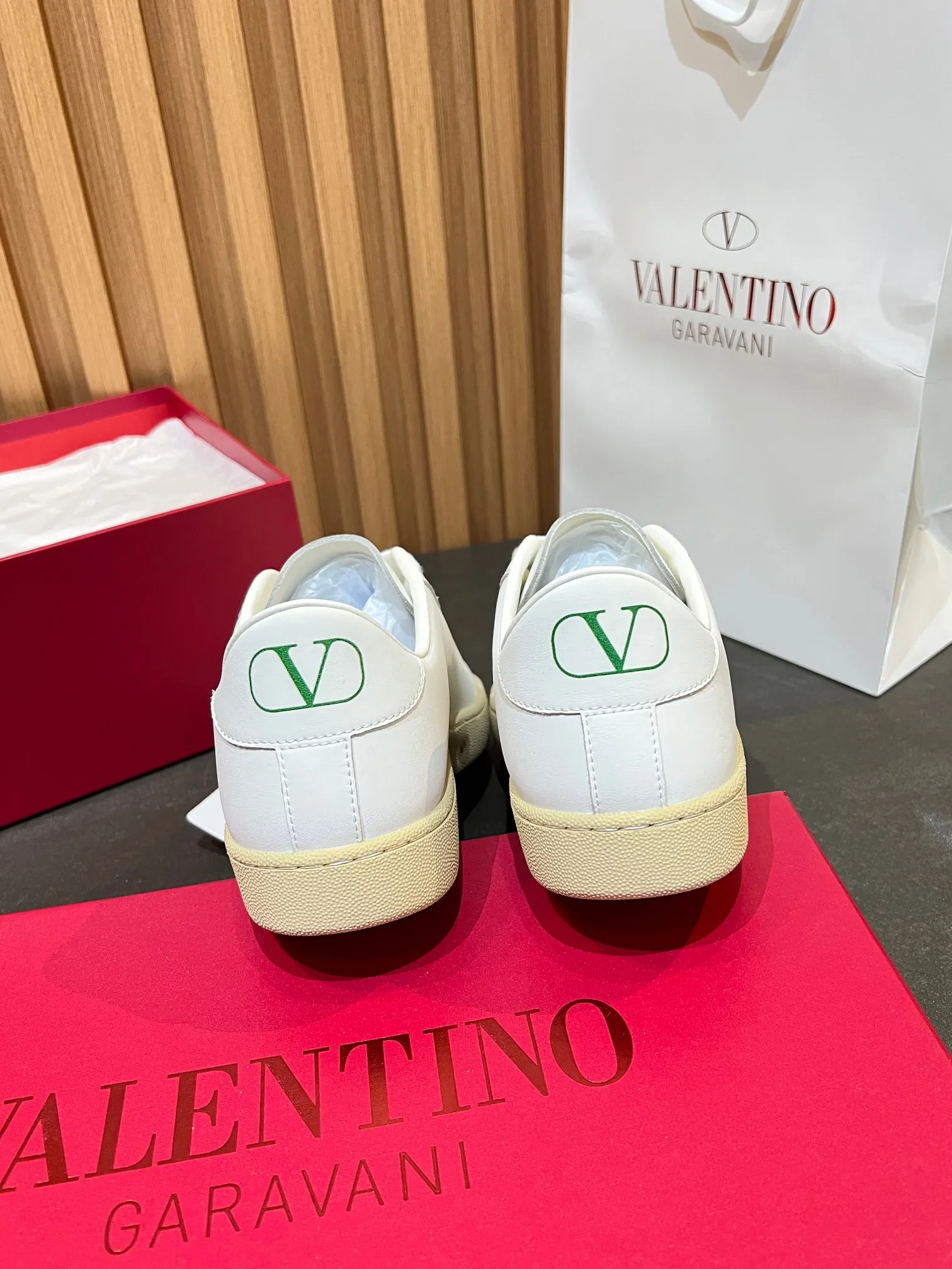 [Valentino] P: 640💰 Couple style, size: women 35-40▪️men 39-44 (45. Customized) Valentino VLTN casual shoes 2025 latest moral training shoes I can't put it down. Seiko details of cowhide sneakers, retro fashion, simple and advanced, casual matching. 1:1 restoration! Top luxury masterpiece, lace-up design, soft and comfortable imported calfskin brings excellent and elegant texture and excellent foot comfort. Top purchasing version upper: imported calfskin surface/original oil edge process + printing process. Inner lining: water-dyed cowhide lining. Outsole: original development 𝐓𝐏𝐔 two-color combination outsole. Packaging: full package with original configuration.
